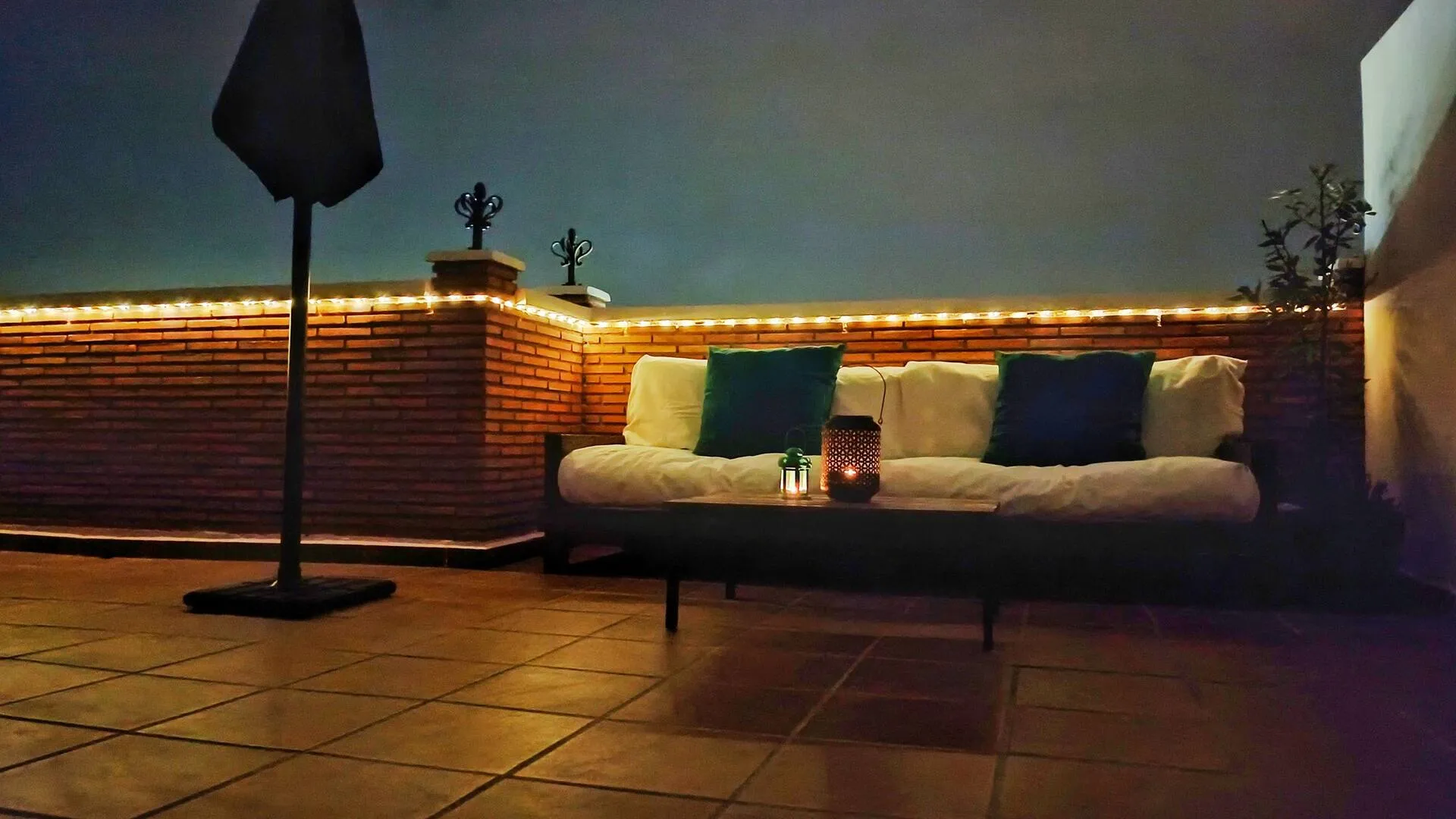 Iluminación LED automática al anochecer