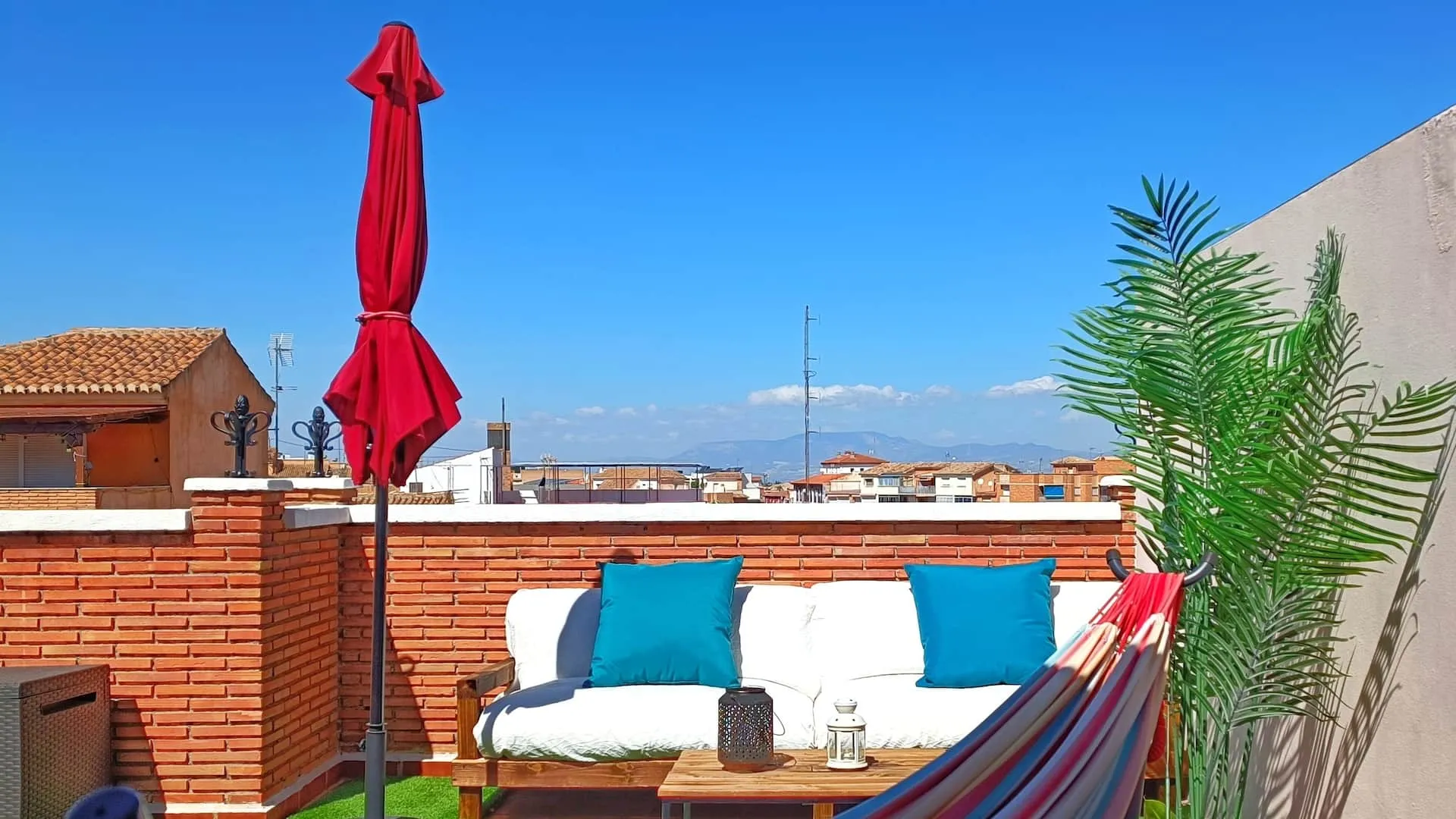 Amplia terraza con privacidad total 5