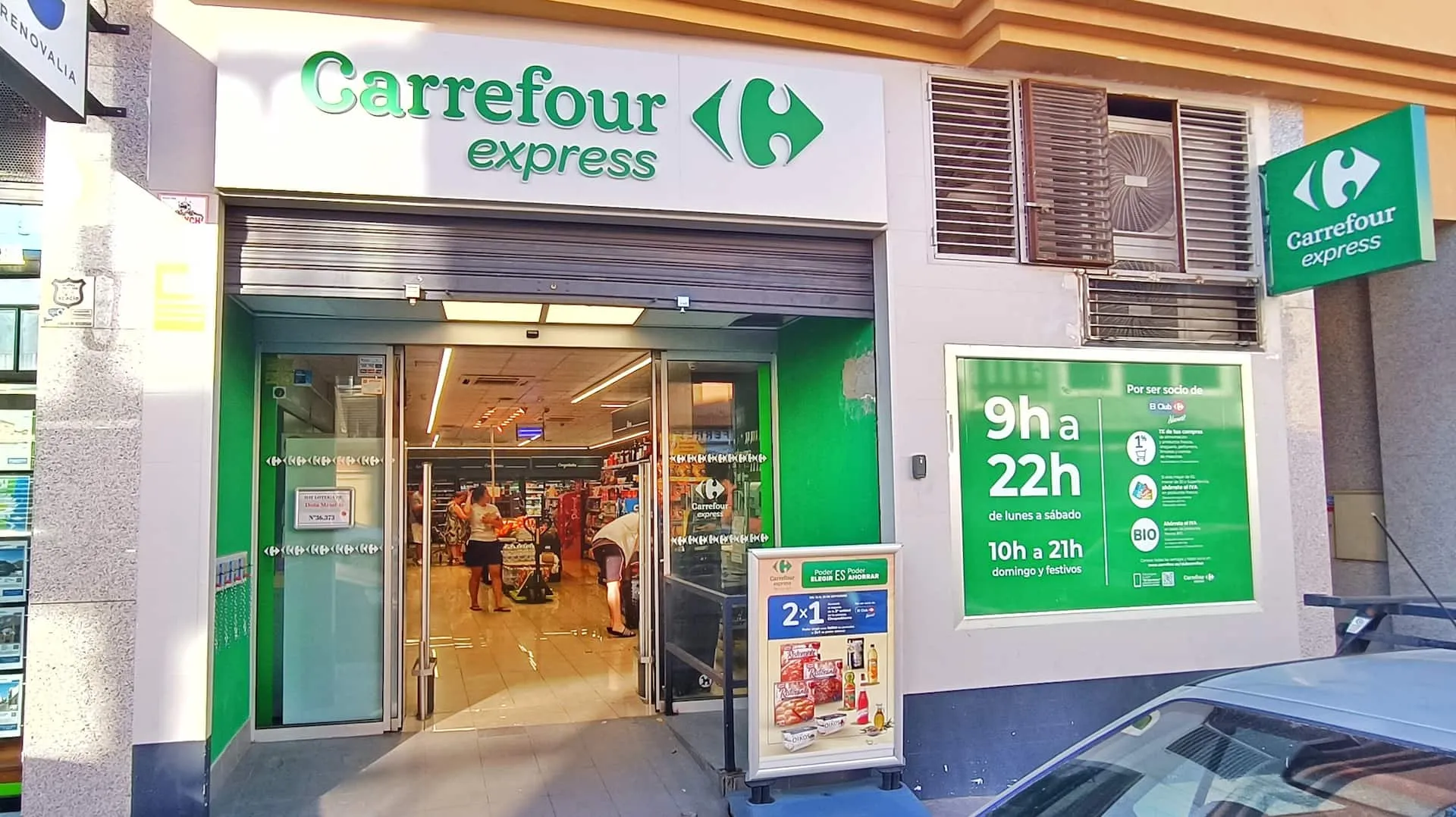 Carrefour Express enfrente, abierto todos los días