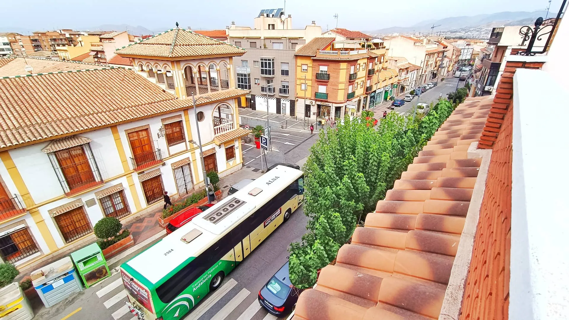 Vista exterior. Línea de bus al centro